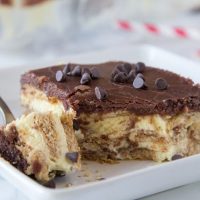 Boston Cream Pie Ice Box Cake - all the flavors of the infamous Boston Cream Pie in a quick and easy ice box cake. Great for those hot days when you don't want to turn on the oven, or when you just don't want to do all the work!