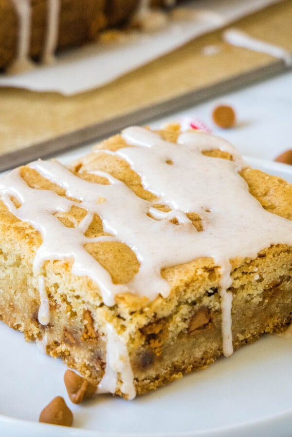 close up cinnamon blondie on a plate