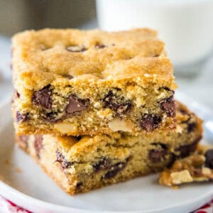 Two Congo bars stacked on a white plate.
