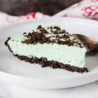 Grasshopper Pie - A light and creamy pie. Chocolate cookie crust, with a creamy mint filling. Super easy no bake pie that is great for the holidays.