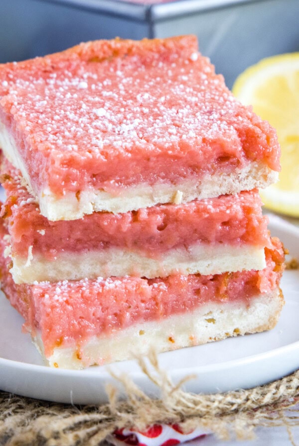 close up strawberry lemon bars